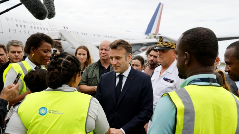 "De l'eau", des "aides" : Macron interpell&eacute; d&egrave;s son arriv&eacute;e &agrave; Mayotte par des habitants d&eacute;sesp&eacute;r&eacute;s