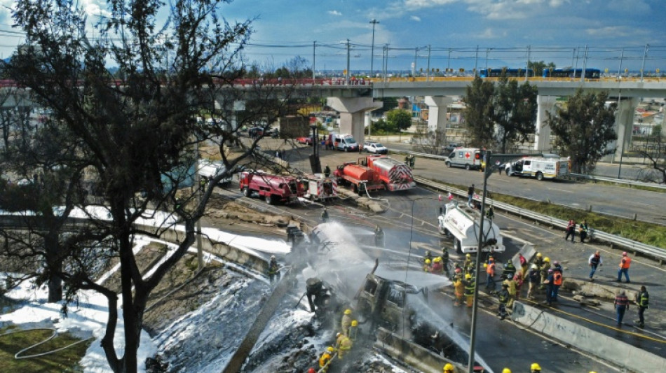 Sube a seis el número de muertos por explosión de camión de gas en México