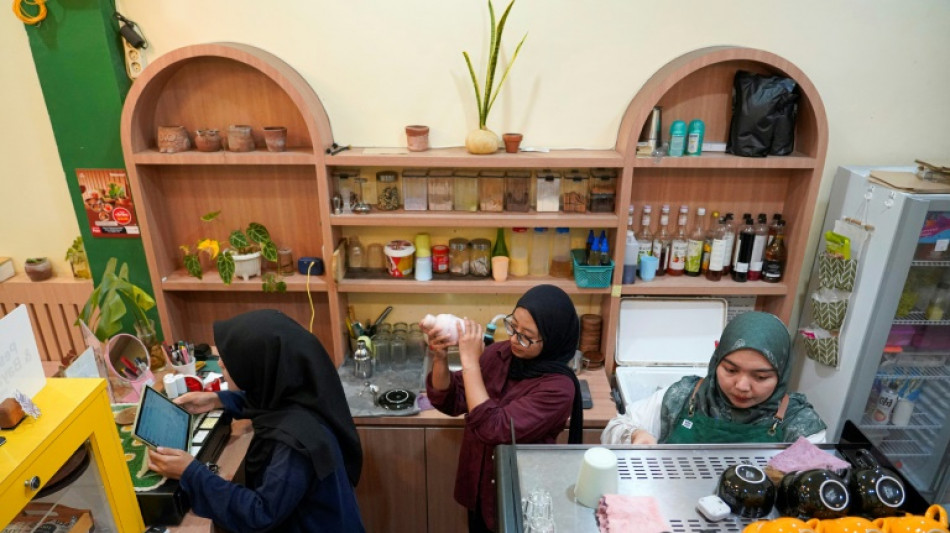 Caf&eacute; de mujeres en provincia musulmana sacude la tradici&oacute;n