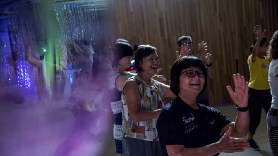 Discoteca se transforma em rem&eacute;dio contra a solid&atilde;o de idosos