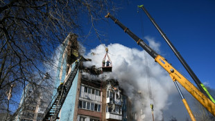 EUA pressiona Ucrânia para ceder território; ataque russo mata 26 pessoas