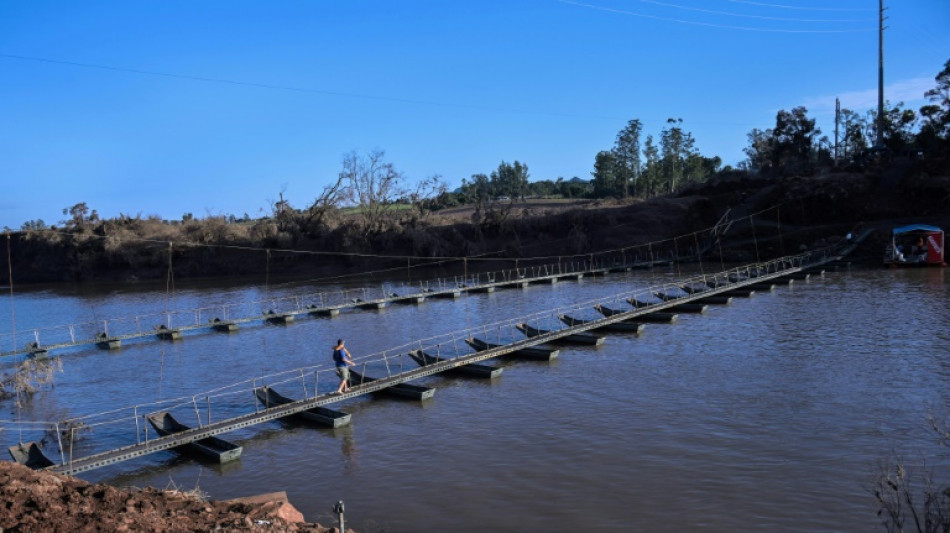 Au Br&eacute;sil, des passerelles flottantes pour surmonter les inondations