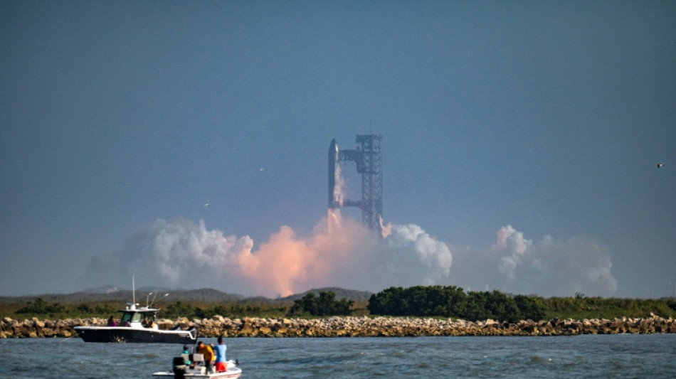 Trump ordena flexibilizar regulaciones para impulsar la industria espacial de EEUU