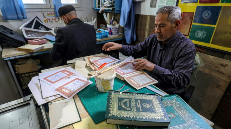 Un grupo de artesanos libios restaura viejos Coranes para el Ramadán