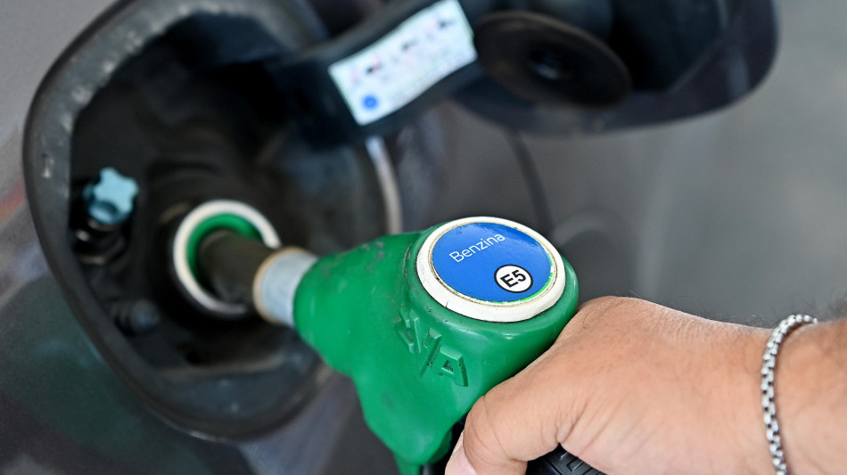 Staffetta, benzina ancora in calo, self a 1,694 euro