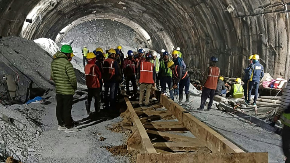 Tercer d&iacute;a de labores de rescate para salvar a 40 obreros atrapados en un t&uacute;nel en India