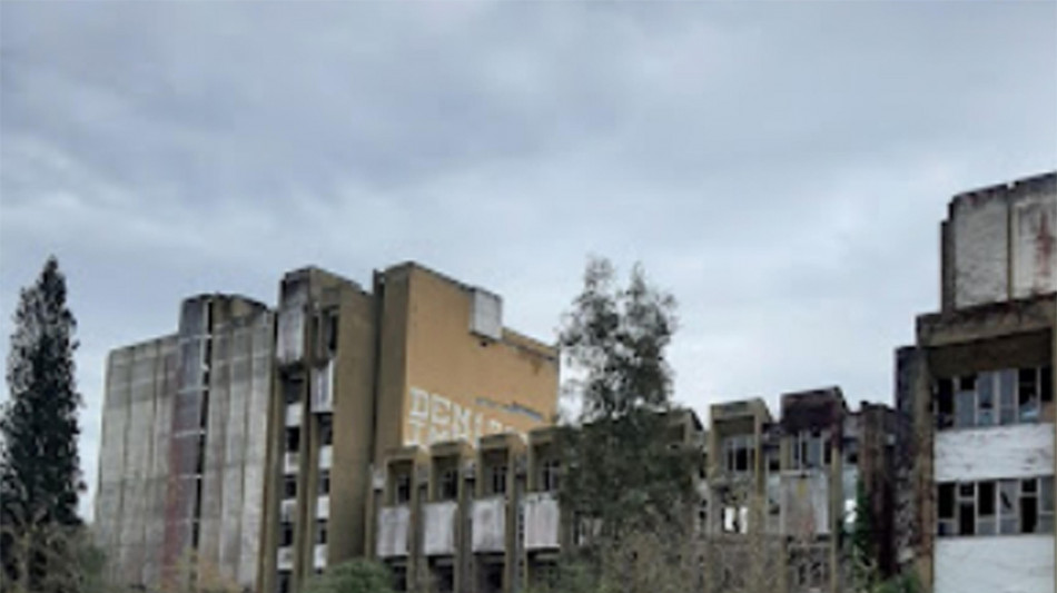 Gi&ugrave; per 7 piani in stabile abbandonato, muore 19enne