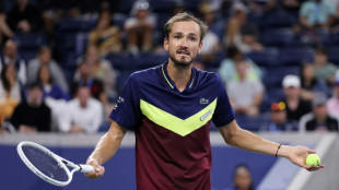 Medvedev se complica, reclama do p&uacute;blico, mas avan&ccedil;a &agrave; terceira rodada do US Open