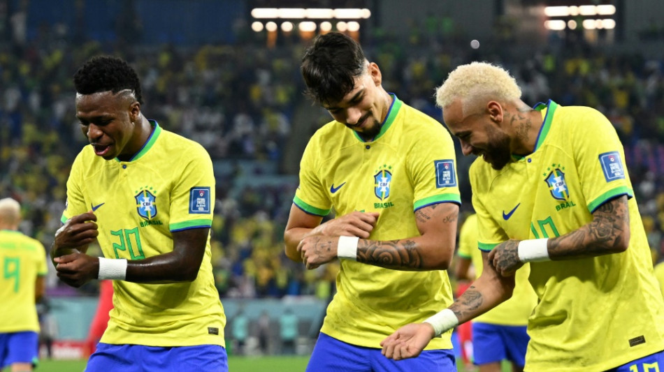 Brasilien zaubert und tanzt f&uuml;r Pele