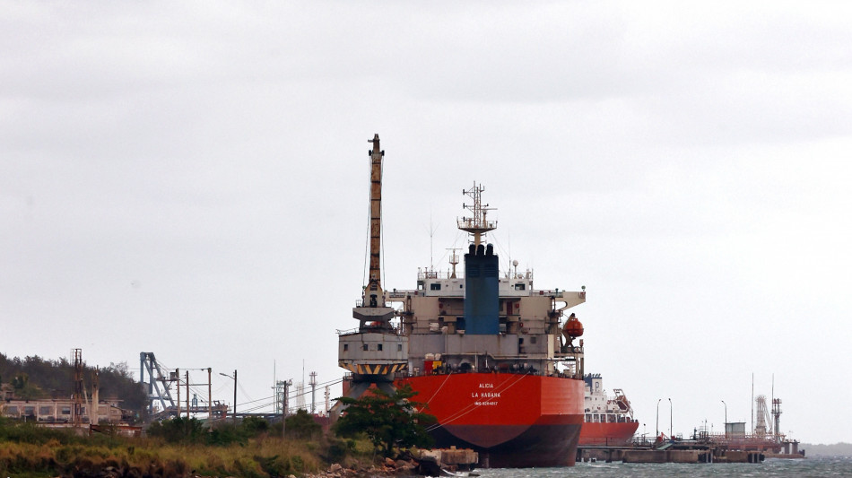 Prezzo petrolio in forte calo, Wti scambiato a 61,75 dollari