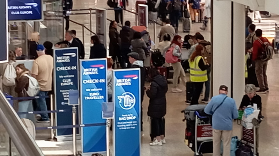 Heathrow rafforza il personale, oggi 10.000 passeggeri in pi&ugrave;