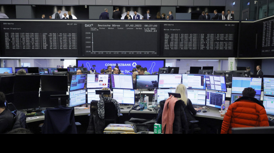 Borsa: l'Europa riduce i cali, bene le auto con Volkswagen