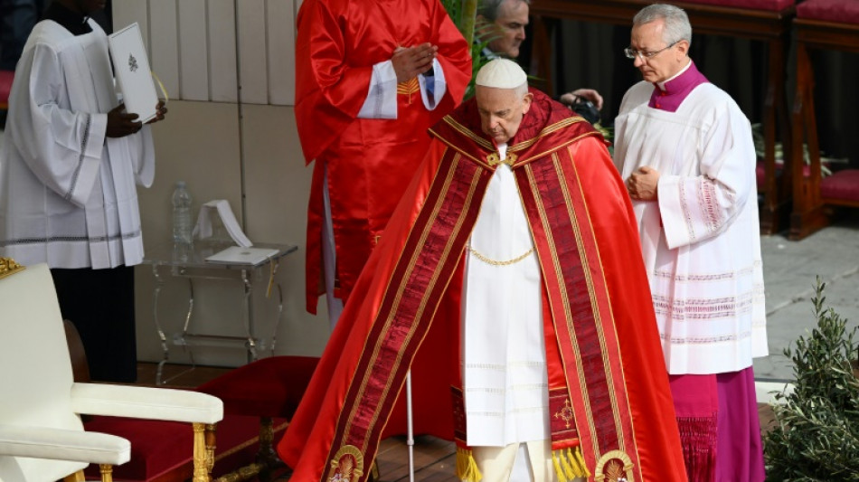 El papa Francisco preside el Domingo de Ramos tras su hospitalizaci&oacute;n