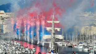 Chama olímpica desembarca na França, no porto de Marselha
