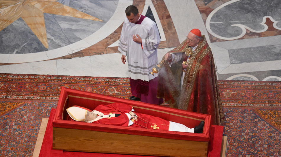 In San Pietro il rito della chiusura della bara del Papa