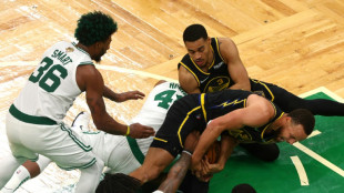 Los Warriors, en vilo por la lesi&oacute;n de Curry en la derrota ante los Celtics