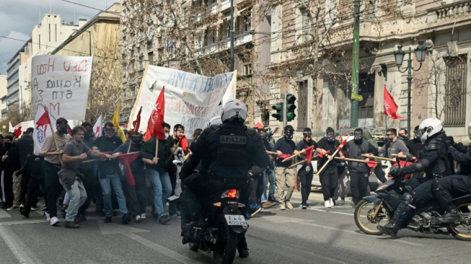 Zusammenst&ouml;&szlig;e in Athen bei Protest nach Zugkatastrophe in Griechenland