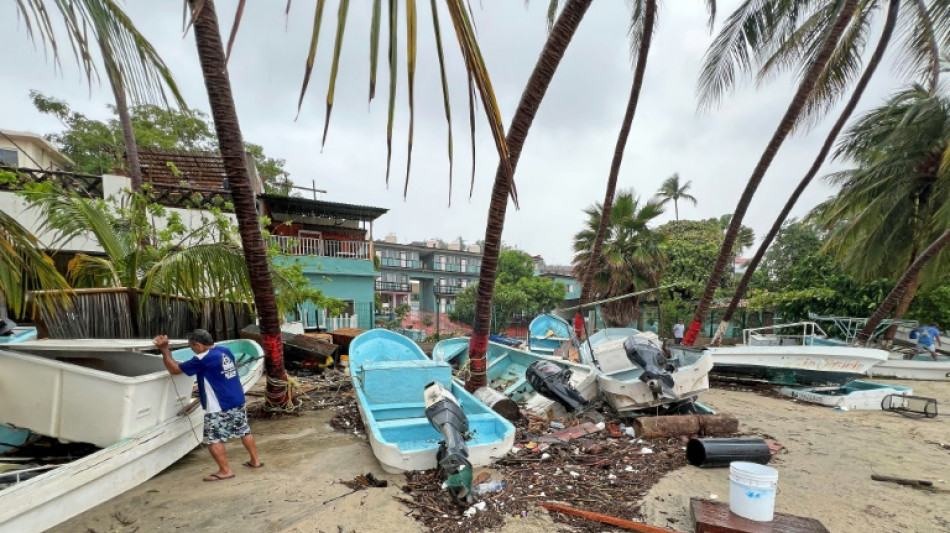 La presidenta de M&eacute;xico visita una zona afectada por el hurac&aacute;n Erick