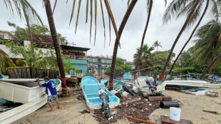 La presidenta de México visita una zona afectada por el huracán Erick