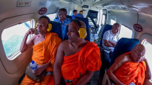 G&ouml;ttliche Hilfe erhofft: Sri Lankas Luftwaffe fliegt M&ouml;nche &uuml;ber D&uuml;rregebiete