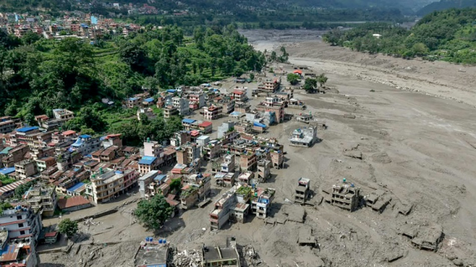 Rescatistas buscan a cientos de personas tras riadas entre Nepal y T&iacute;bet que dejan 165 muertos