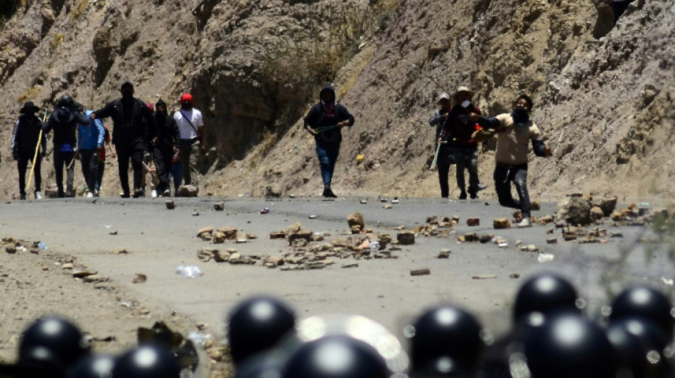 Apoiadores de Evo Morales mant&ecirc;m 200 militares ref&eacute;ns na Bol&iacute;via