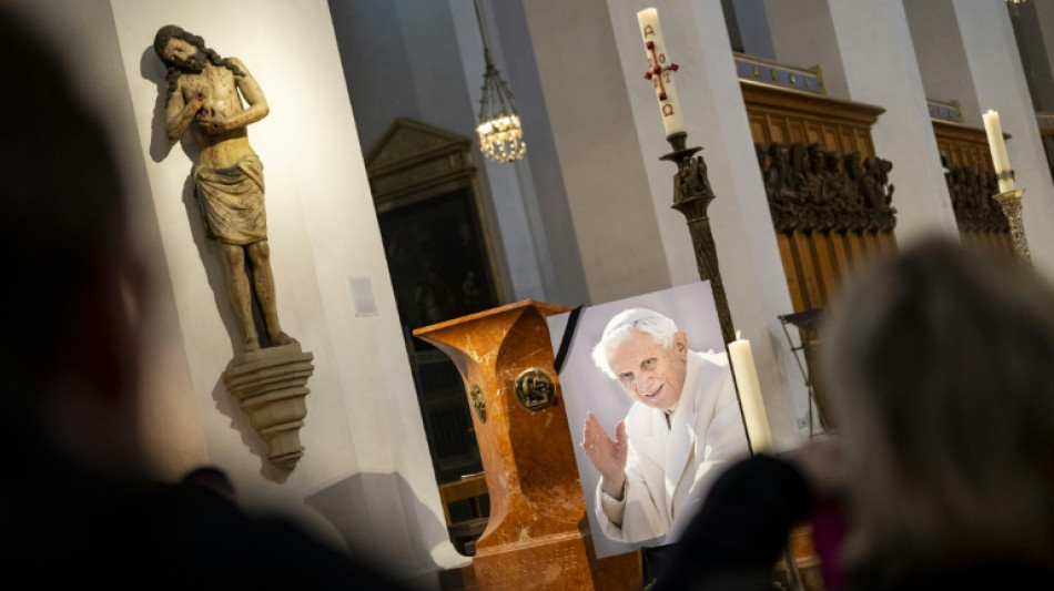 Deutschland ehrt verstorbenen fr&uuml;heren Papst mit Glockengel&auml;ut und Trauerbeflaggung