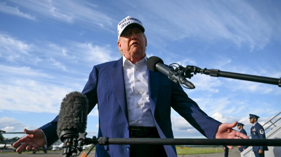 Trump adia para julho a aplicação de tarifas contra UE