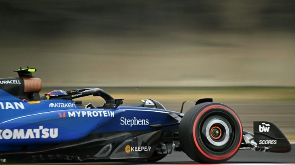 Sainz &eacute; multado por perder cerim&ocirc;nia do hino no GP do Jap&atilde;o apesar de ter sofrido problema estomacal