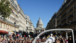 Crowds cheer pope in Paris after AI 'paradise of machines' warning