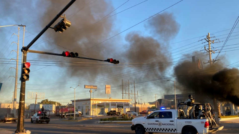 Fuertes tiroteos en ciudad mexicana tras operativo para capturar a hijo del "Chapo" Guzm&aacute;n
