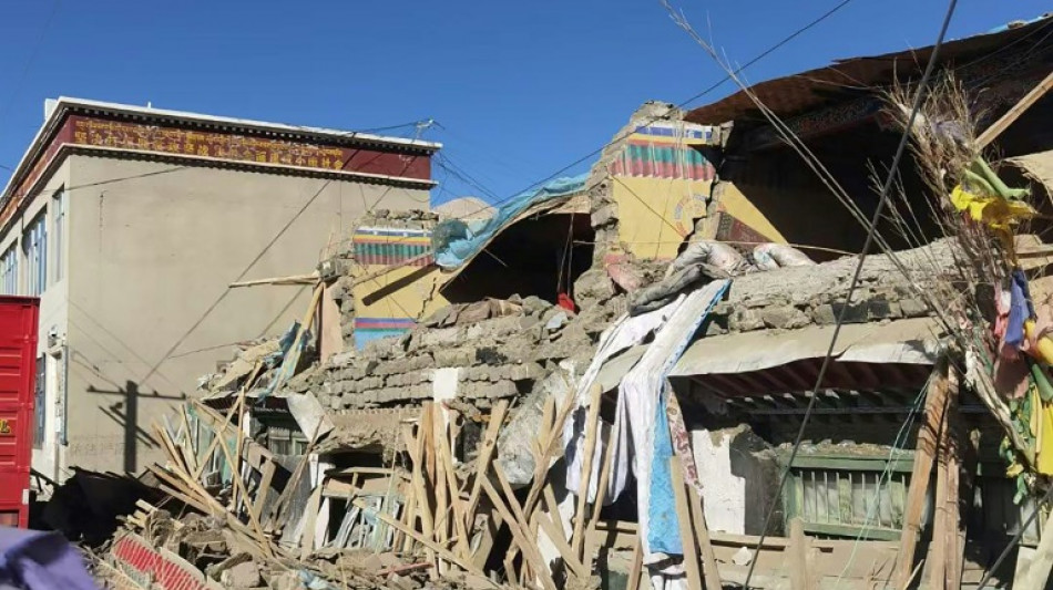 Buscan sobrevivientes tras terremoto que dej&oacute; 126 muertes en el T&iacute;bet chino