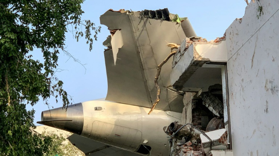 Flugzeug mit 242 Menschen in Indien abgest&uuml;rzt - Ein &Uuml;berlebender