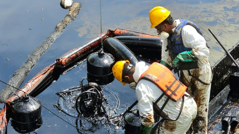 El colapso de un dique agrava la emergencia ambiental por el derrame de crudo en Ecuador