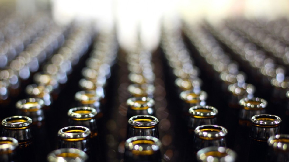 Un estudio francés halla más microplásticos en botellas de vidrio que en las de plástico