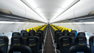 Un grupo de adolescentes judíos franceses son desembarcados de un avión en España