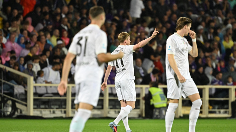 Il Napoli passa a Firenze e raggiunge la Juve in testa