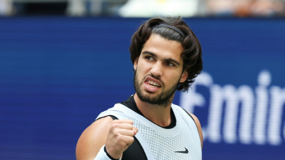 Alcaraz bate Tommy Paul vai &agrave;s quartas do US Open