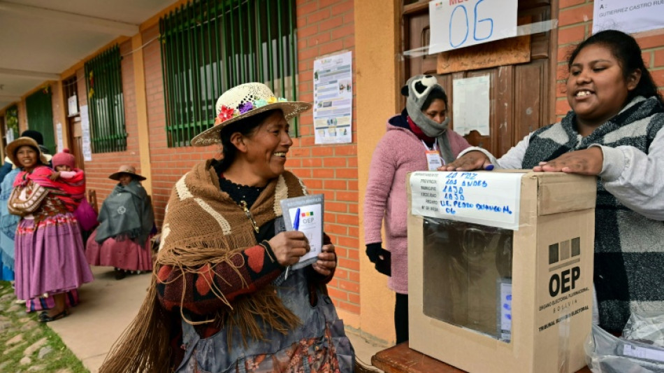 Présidentielle en Bolivie: début du dépouillement pour départager deux candidats de droite