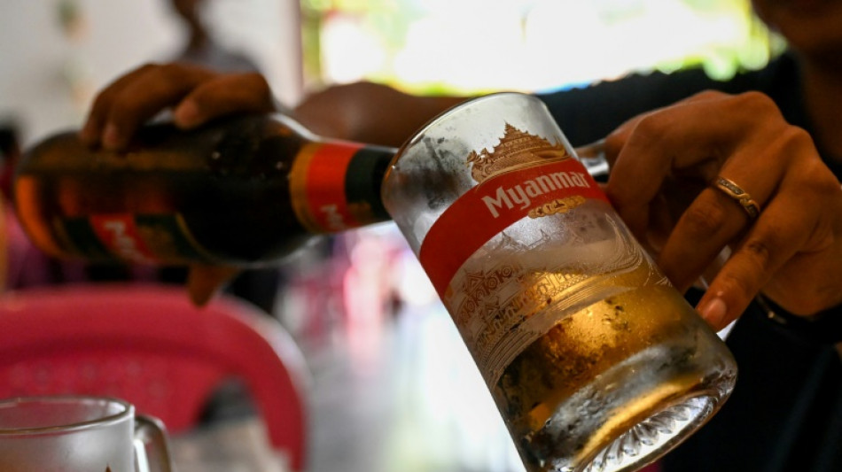 La venta de cerveza de los militares birmanos cae por el boicot a la junta