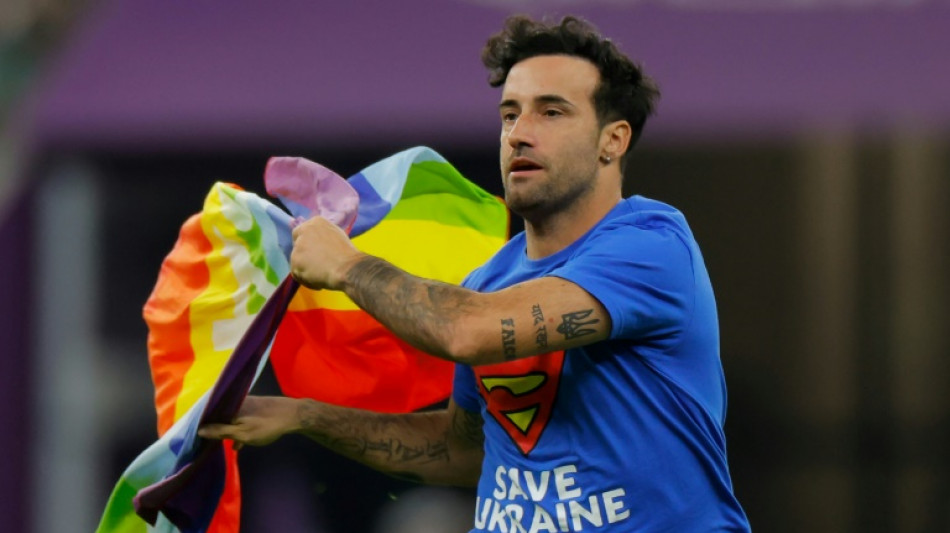 Liberado "sin consecuencias" el hombre que entr&oacute; con una bandera arco&iacute;ris en el Portugal-Uruguay