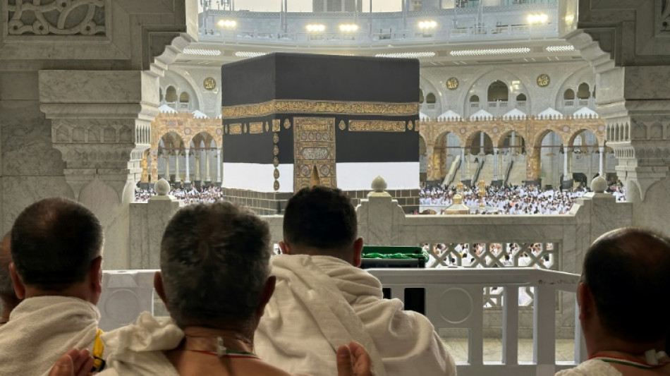 Fiéis muçulmanos iniciam peregrinação anual a Meca sob forte calor