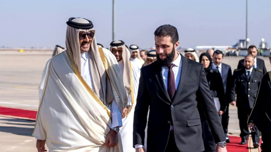 Emir do Catar se torna primeiro chefe de Estado a visitar novo presidente s&iacute;rio
