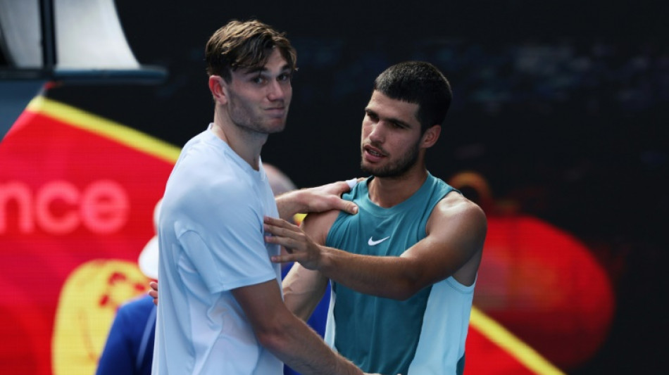 Draper abandona por les&atilde;o e Alcaraz avan&ccedil;a &agrave;s quartas do Aberto da Austr&aacute;lia