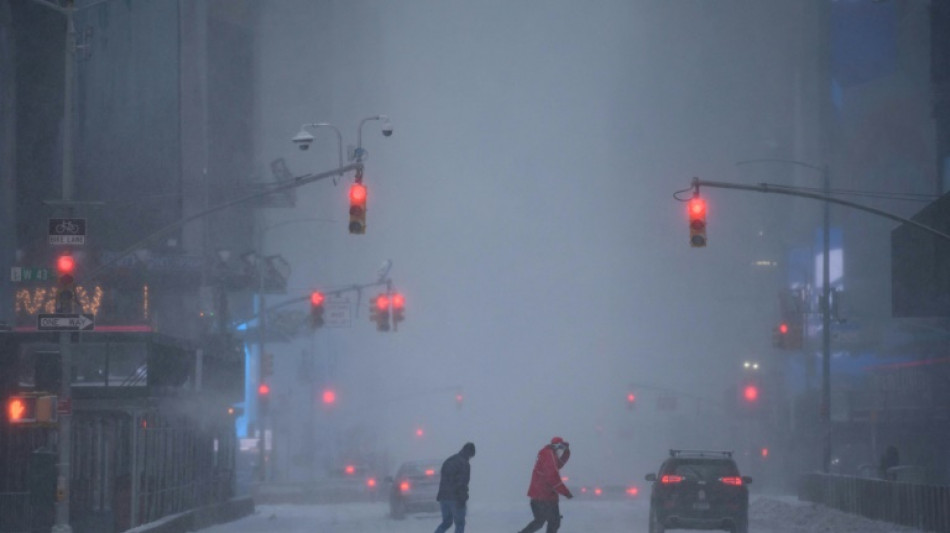 Snow 'bomb' unleashes blizzard on eastern US
