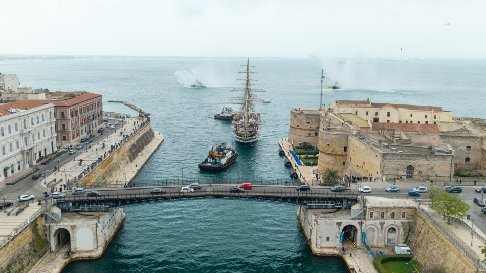 L'Amerigo Vespucci a Taranto, al via 7/a tappa tour Mediterraneo