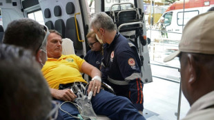 Bolsonaro diz estar 'se recuperando' ap&oacute;s ser hospitalizado com dores abdominais