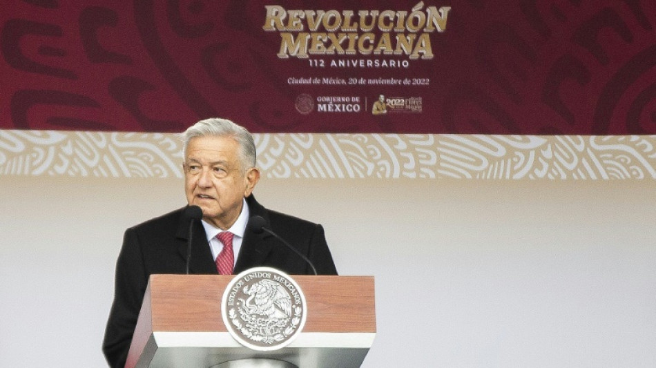 Mexique: le pr&eacute;sident  dans la rue pour une d&eacute;monstration de force