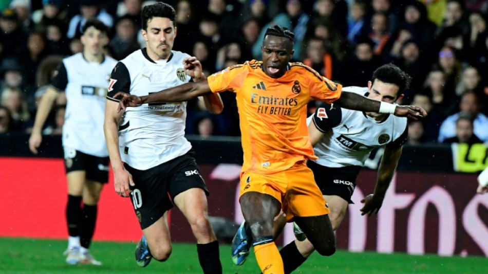 Ancelotti defende Vini: '&Eacute; dif&iacute;cil aguentar tudo o que ele passa'