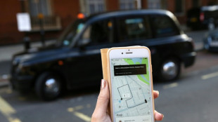 Tradicionais 'cabbies', os t&aacute;xis pretos de Londres, entram no Uber